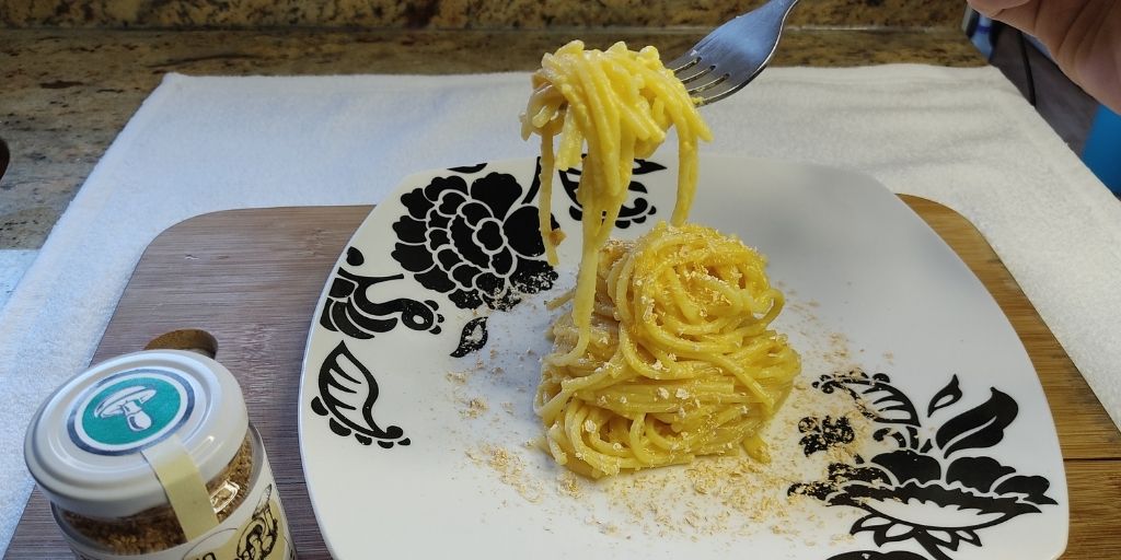 espaguetis con polvo de setas y tenedor
