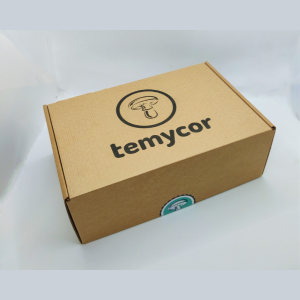 Caja del pack cerrada con logo y precinto